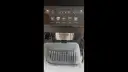 Ekspres DeLonghi Magnifica EVO gotowy do odkamieniania. Na panelu sterowania widoczne ikony napojów.
