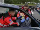 Ratownicy medyczni ćwiczą pomoc poszkodowanemu w wypadku samochodowym. To ważny krok, jak zostać ratownikiem medycznym.