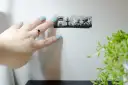 Skuteczne sposoby na to, czym przykleić ozdoby do szyby bez śladów