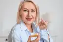 Jak wyjąć soczewkę? Bezpieczny poradnik krok po kroku od eksperta