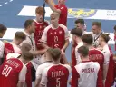 Drużyna PGNiG piłka ręczna w czerwonych strojach słucha trenera.