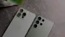 Dwa najnowsze fotosmartfony, iPhone i Samsung, leżą obok siebie na ciemnym tle.