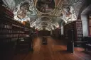 Wspaniała biblioteka z malowanym sufitem, gdzie każdy tom zdaje się szeptać starożytny psalm.