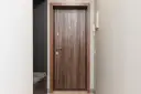 Solidne drzwi zewnętrzne Martom z drewnianym wykończeniem, idealne do każdego wnętrza.