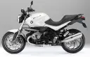 Biały motocykl BMW R1200R z czarnym siedzeniem i detalami, prezentujący moc i styl.