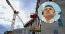 Budowa bloku mieszkalnego i portret mężczyzny. Czy to zapowiedź, ile naprawdę zarabiają pośrednicy nieruchomości na flipowaniu mieszkań w 2026?