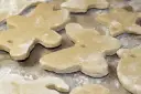Wycięte z masy solnej, przygotowanej w Thermomixie, figurki zwierzątek i gwiazdek czekają na pieczenie.
