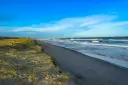 Piękna plaża i morze, idealne miejsce na odkrywanie ciekawostek o morzu bałtyckim.