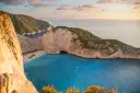 Zatoka Navagio na Zakynthos, jedno z najpiękniejszych miejsc, z wrakiem statku na plaży i turkusową wodą.