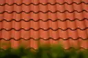 Ile kosztuje metr dachówki ceramicznej? Sprawdź ceny i oszczędź na dachu