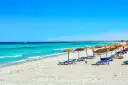 Piękna plaża z leżakami i parasolami, idealna na wakacje. Wiele osób szuka takich miejsc, czytając vincci dar midoun opinie.
