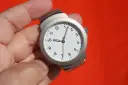 Zegarek na rękę z białym cyferblatem, wskazujący 9:09. Idealny na urlop wypoczynkowy na godziny.