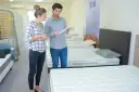 Materac: gdzie kupić? Online vs. salon wybierz mądrze!