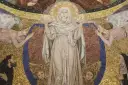Wielobarwna mozaika przedstawia Matkę Boską otoczoną przez anioły i wiernych, symbolizującą kult maryjny.