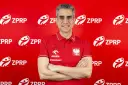 Trenerzy reprezentacji Polski w piłce ręcznej, w tym nowy selekcjoner, pozują na tle czerwonej ściany z logo ZPRP.