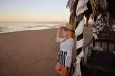 Kobieta w kapeluszu i okularach przeciwsłonecznych na plaży w Hurghadzie. Czy w Hurghadzie jest bezpiecznie? Tak, wygląda na to, że tak!