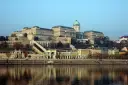 Budynek Zamku Królewskiego w Budapeszcie, jeden z najpiękniejszych miejsc na Węgrzech, odbija się w spokojnej wodzie Dunaju.