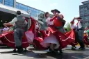 Tancerze w tradycyjnych strojach, z jakiego kraju pochodzi polka? Wirujące czerwone spódnice i męskie kamizelki.