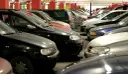 Rzędy samochodów na parkingu podziemnym. Widać oznaczenia B10, które mogą sugerować wymiary miejsca parkingowego.