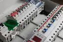Prąd wrócił? Jak włączyć bezpieczniki i kiedy wezwać elektryka.