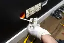 Instalator montuje gniazdko elektryczne. Zastanawiasz się, ile za punkt elektryczny? Widać tu kilka gotowych do podłączenia gniazdek.