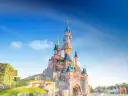 Zamek w Disneylandzie na tle błękitnego nieba.