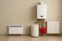 Nowoczesny system ogrzewania elektrycznego: kocioł, zasobnik, grzejnik i panel.