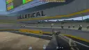 Gracz ćwiczy celność na mapie treningowej CS:GO, celując w boty. Widoczny jest interfejs gry z informacjami o postępach w wyzwaniu "The Aim Botz Challenge".