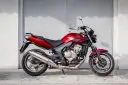 Czerwony motorower Honda Hornet, idealny do miasta. Zastanawiasz się, ile kosztuje motorower tej klasy?