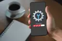 Telefon z ikoną narzędzi i paskiem postępu "Factory Reset". To może pomóc, gdy chcesz naprawić dotyk w telefonie.