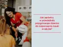 Nauczycielka z zerówki pokazuje dzieciom robota. Zerówka przygotowuje do szkoły.
