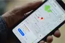 Dłoń trzyma smartfon z mapą Google, na której widoczny jest czerwony pinezka i nazwa "Morley Butchers".