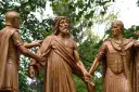 Brązowe rzeźby Jezusa w koronie cierniowej i dwóch rzymskich żołnierzy, symbolizujące moment pojmania, budzą głębokie refleksje o mistycyzmie i cierpieniu.