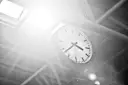 Zegar na dworcu, gdzieś w okolicach 4 brygadówki, świeci w blasku słońca.