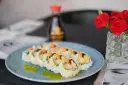 Talerz sushi z krewetkami i mango. Z 500g ryżu wyjdzie ok. 10-12 rolek sushi, zależnie od wielkości.
