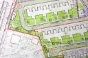 Plan zagospodarowania terenu z zaznaczonymi strefami zabudowy, zielenią i drogami. Widoczne numery działek i oznaczenia budynków.