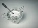 Elegancka cukiernica z łyżeczką. Czy to tradycyjny cukier, czy ksylitol na deser fit?