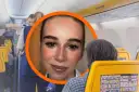 Uśmiechnięta stewardessa w kabinie Ryanair. Zastanawiasz się, ile zarabia stewardessa w Ryanair?