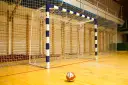 Piłka ręczna inaczej? Bramka na hali sportowej czeka na akcję.