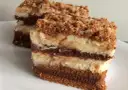 Szybkie ciasto z serkiem mascarpone, warstwowe, z czekoladowym kremem i kruszonką. Idealne na deser.