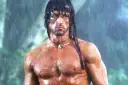 Sylvester Stallone jako Rambo w deszczu. W jakich filmach grał Sylvester Stallone? Wiele ikonicznych ról!