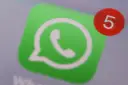 WhatsApp-Logo mit Benachrichtigungszahl 5 in einem roten Kreis.