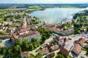 Widok z lotu ptaka na miasteczko nad jeziorem z zamkiem i mariną.