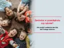 Uśmiechnięte dzieci leżą na dywanie. Czy zerówka to oddział przedszkolny? Dowiedz się, jak podjąć najlepszą decyzję dla Twojego dziecka.