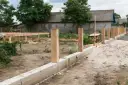 Czym obłożyć podmurówkę ogrodzenia, aby uniknąć nieestetycznych usterek?