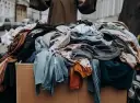 Gdzie oddać ubrania w Warszawie? Sprawdź najlepsze miejsca na darowizny