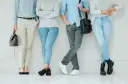 Cztery osoby w casualowym stroju, pokazujące różnorodność dress code'u.