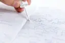 Jak zmyć korektor z twarzy i ubrań? Skuteczne metody