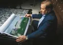 Henryk Gołębiewski, właściciel hoteli, ogląda projekt nowoczesnego hotelu zlokalizowanego nad wodą.