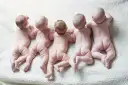 Dlaczego dziecko śpi z pupą do góry? Odkryj przyczyny i bezpieczeństwo